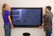 Foto: couple hanging television couple hanging television