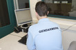 gendarme devant l'ordinateur