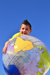 Kind mit Erdball