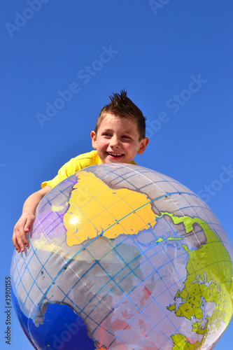 Photo: Kind mit Erdball Kind mit Erdball