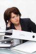 verspannte frau bei der arbeit