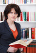 junge frau liest in einem buch