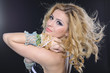 Foto: fashion blond woman studio shoot professional hair and make-up fashion blond woman studio shoot professional hair and make-up