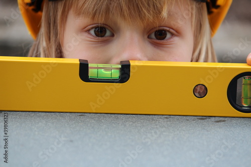 Photo: Kind mit Bauhelm und Wasserwage Kind mit Bauhelm und Wasserwage