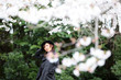 桜と女性