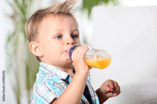 Foto: baby boy having his bottle baby boy having his bottle