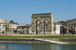 L'Arc de Germanicus sur les quais de la Charente à Saintes L'Arc de Germanicus sur les quais de la Charente à Saintes