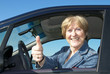 Seniorin im Auto