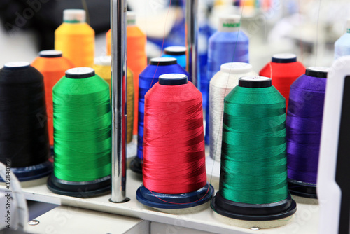 Foto: The colorful of the cone threads from textile factory The colorful of the cone threads from textile factory