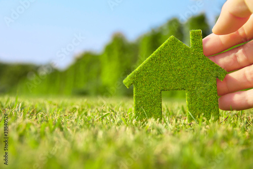 Foto: hand holding eco house icon in nature hand holding eco house icon in nature