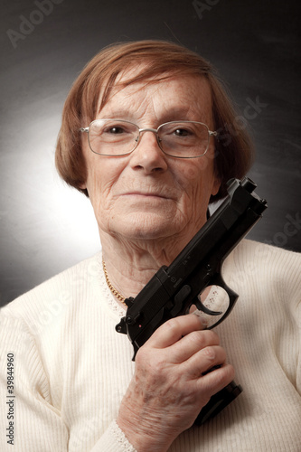 Photo: nonna con la pistola nonna con la pistola