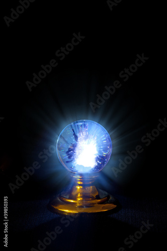 Foto: Glowing crystal ball Glowing crystal ball