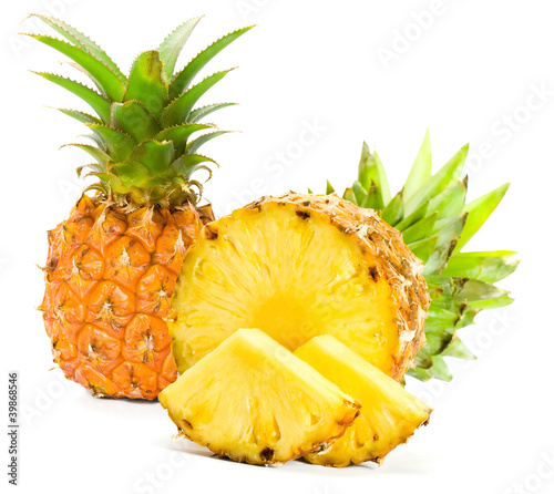 Foto: Fresh slice pineapple on white background Fresh slice pineapple on white background