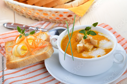 Foto: Frische Karottencremesuppe mit Croutons und Sahne Frische Karottencremesuppe mit Croutons und Sahne