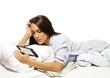 junge frau im bett beim ebook lesen