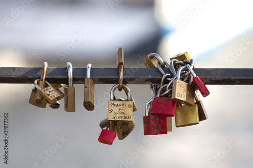 Photo: Liebesschlösser an Brücke, freigestellt Liebesschlösser an Brücke, freigestellt