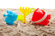 Foto: colorful plastic toys on the beach colorful plastic toys on the beach