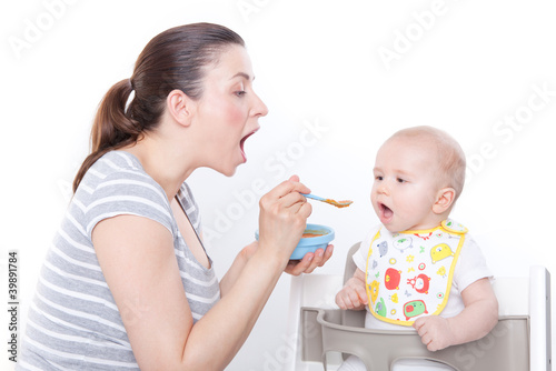 Photo: baby beim füttern baby beim füttern