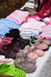 Flohmarktstand mit Kinderkleidung