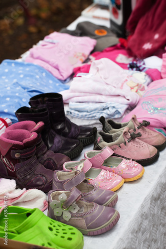 Photo: Flohmarktstand mit Kinderkleidung Flohmarktstand mit Kinderkleidung