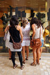 Grupo de amigas mirando escaparates