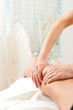 Patient bei der Physiotherapie - Massage