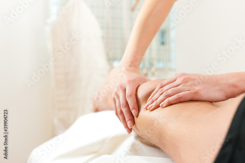 Foto: Patient bei der Physiotherapie - Massage Patient bei der Physiotherapie - Massage