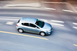 fahrendes Auto im Stadtverkehr