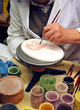 Ceramista trabajando, taller de alfarería Ceramista trabajando, taller de alfarería