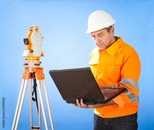 Foto: Senior land surveyor with theodolite Senior land surveyor with theodolite