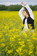 Foto: girl in rapeseed field girl in rapeseed field