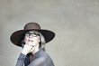 Frau mit Hut