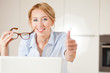 junge frau mit laptop