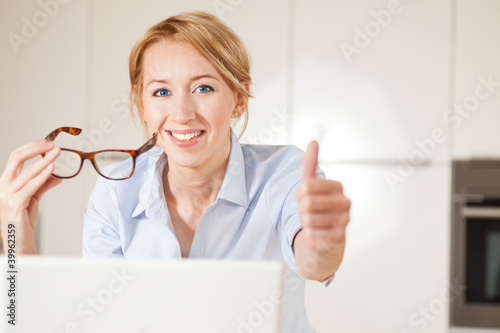 Photo: junge frau mit laptop junge frau mit laptop