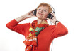 Foto: Aktive Frau (64 Jahre) geniesst Musik mit Kopfhörer Aktive Frau (64 Jahre) geniesst Musik mit Kopfhörer