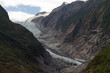 Glacier Franz Josef dans sa vallée encaissée Glacier Franz Josef dans sa vallée encaissée