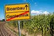 Ortsschild Richtung Bioanbau