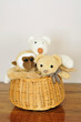 peluche et doudou dans un panier peluche et doudou dans un panier
