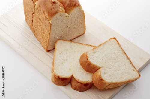 Foto: sliced bread on cutting board sliced bread on cutting board