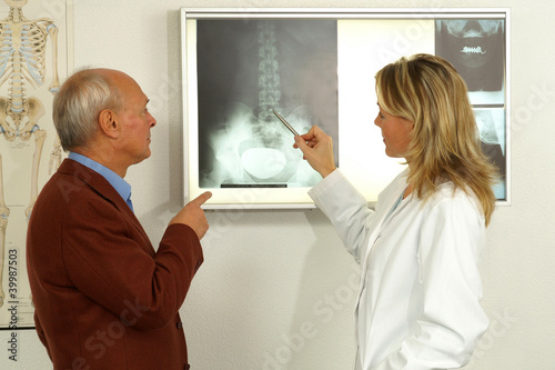Photo: Eine Ärztin erklärt dem Patienten den Befund Eine Ärztin erklärt dem Patienten den Befund