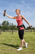 Foto: Sportliche Frau beim Schwunghanteltraining Sportliche Frau beim Schwunghanteltraining