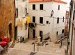 Foto: Narrow street in Alfama neighbourhood, Lisbon city, Portugal Narrow street in Alfama neighbourhood, Lisbon city, Portugal