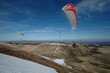 parapentes rouge et jaune au puy de la Tache