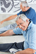 Senioren dehnen sich vor Fitnesstraining