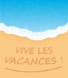 Vive les vacances ! écrit dans le sable à la mer.