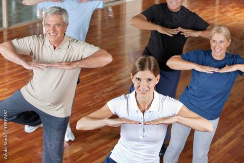 Photo: Senioren machen Zumba-Kurs Senioren machen Zumba-Kurs