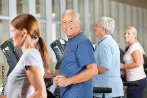 Photo: Senioren joggen auf Laufband Senioren joggen auf Laufband