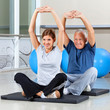 Fitnessgruppe dehnt sich