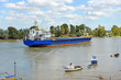 Buque mercante por el río Guadalquivir