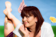 Junge Frau schaut Dich an